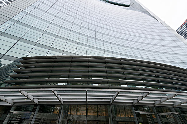 簡述玻璃幕墻更換幾塊玻璃的成本很高的原因？