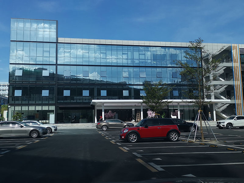 半隱框玻璃幕墻找誰(shuí)